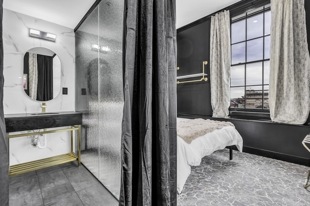 Deluxe Room, 1 Queen Bed, City View photo 2
