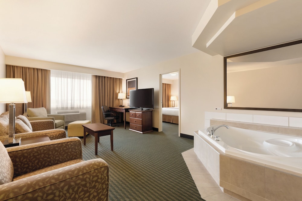 Deluxe Suite, 1 King Bed, Non Smoking, Jetted Tub (One-Bedroom) photo 2