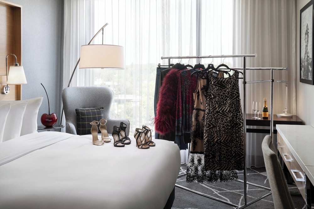 Signature Room, 1 King Bed (Mobility Accessible, Roll-In Shower) photo 2