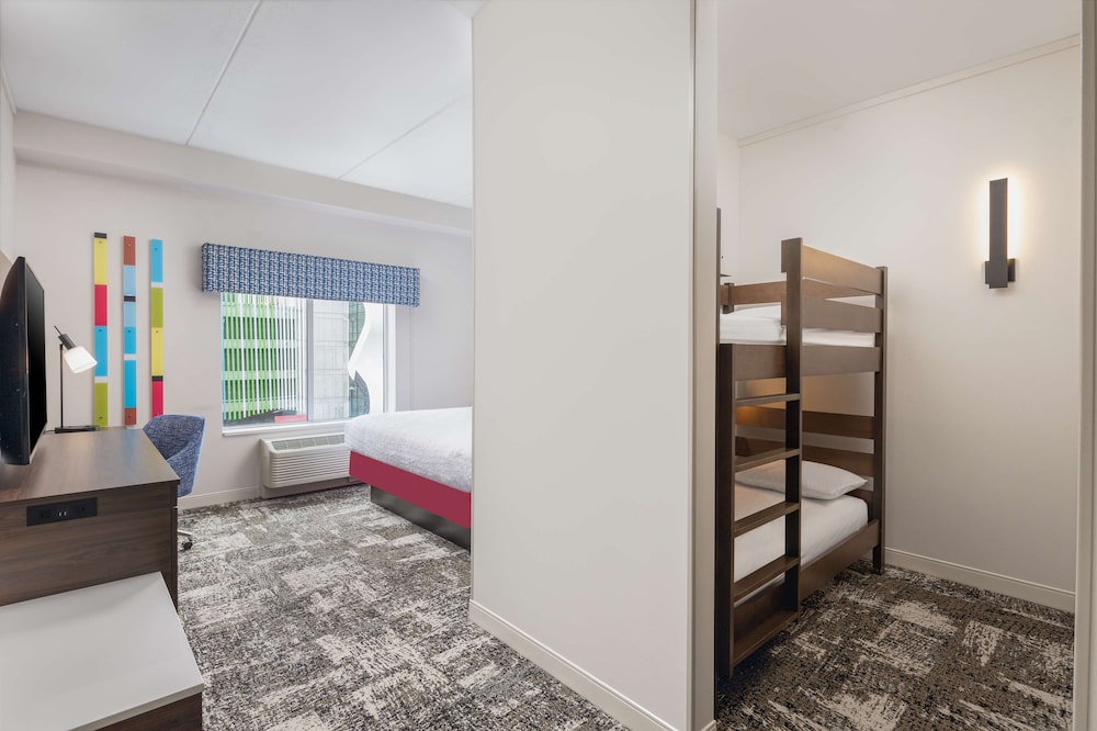 Room, Multiple Beds, Refrigerator & Microwave - Photo 1