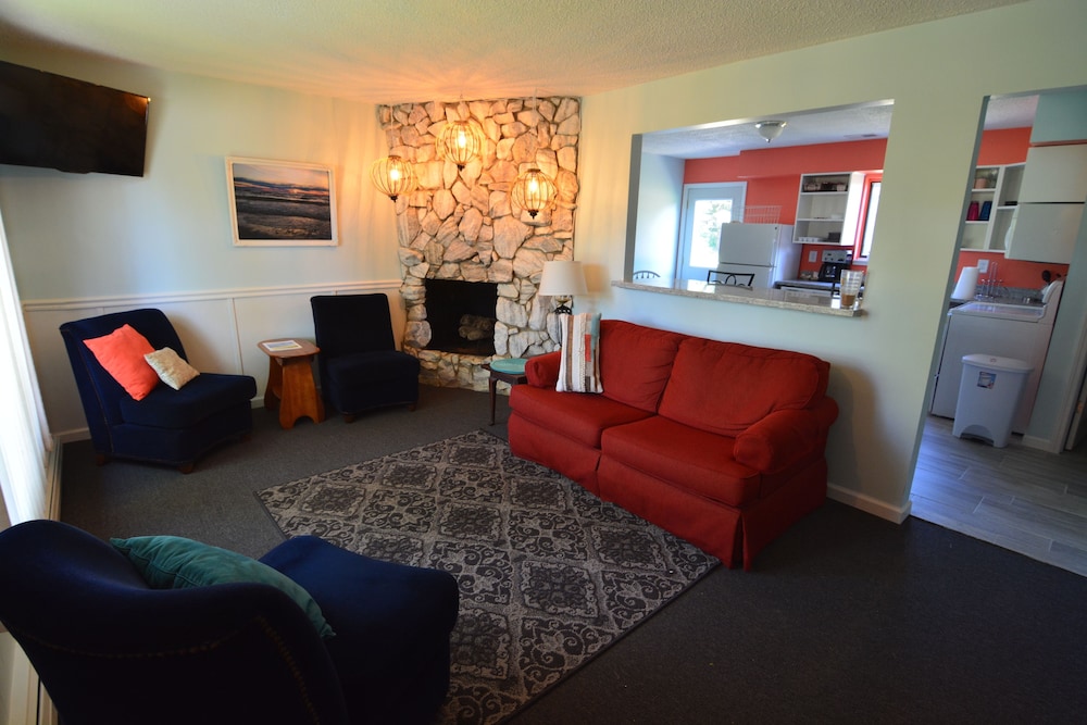Family Room, 2 Bedrooms