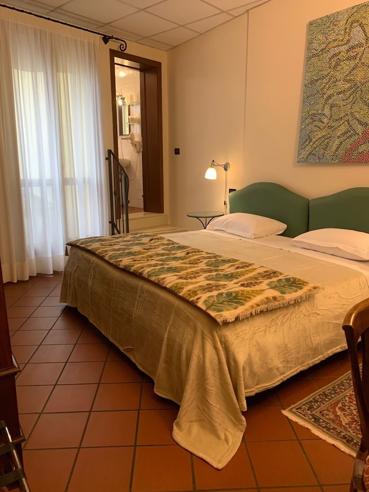 Double Room - Photo 9
