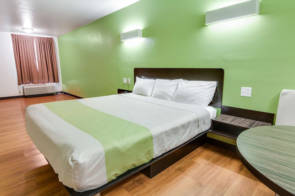 Deluxe Suite, 1 King Bed, Non Smoking, Hot Tub - Photo 3