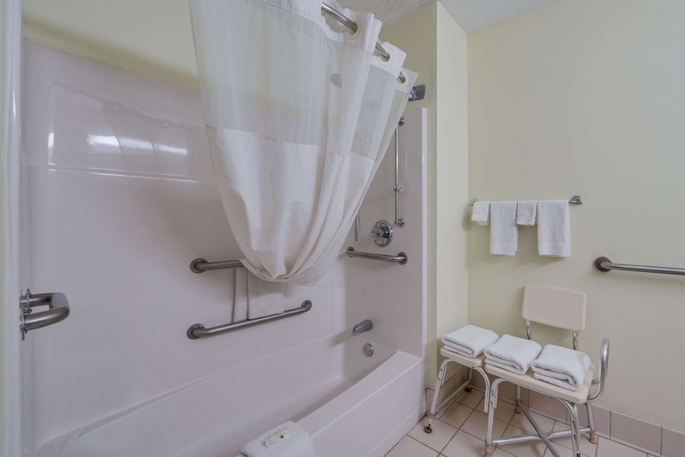 Queen Room with One Queen Bed (Non Smoking) (Accessible) photo 3