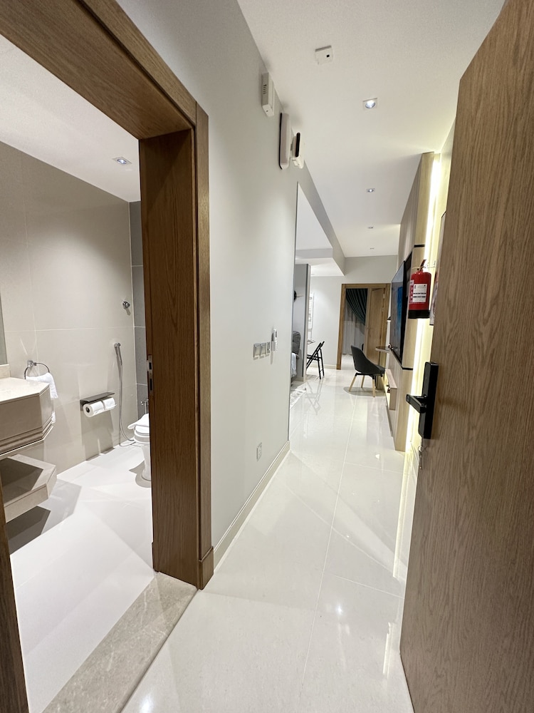Luxury Apartment - Photo 9