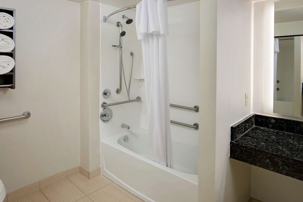 Room, Multiple Beds, Accessible, Bathtub - Photo 6