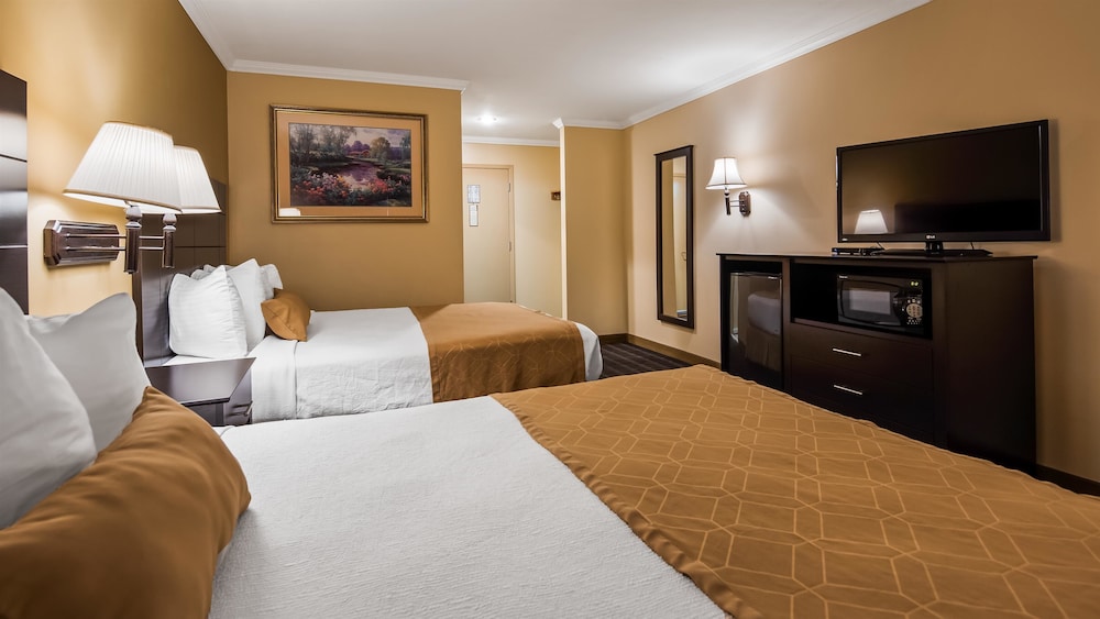 Suite, 2 Queen Beds, Non Smoking, Refrigerator & Microwave (with Sofabed) photo 3