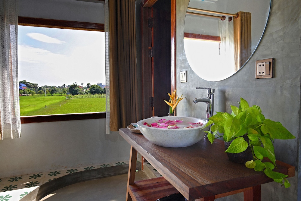 Deluxe Room with Two Double Beds - Photo 13