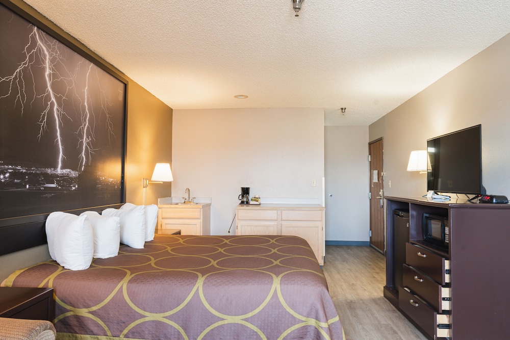 Studio Suite, 1 King Bed, Non Smoking - Photo 2