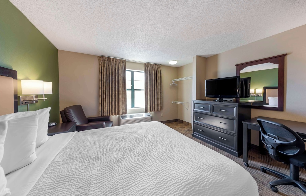 Studio, 1 Queen Bed, Non Smoking, Refrigerator & Microwave - Photo 2