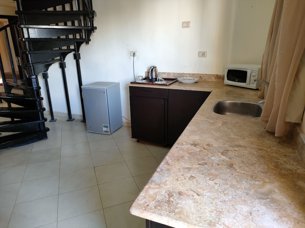 three bedroom apartment ( garden view ) photo 3