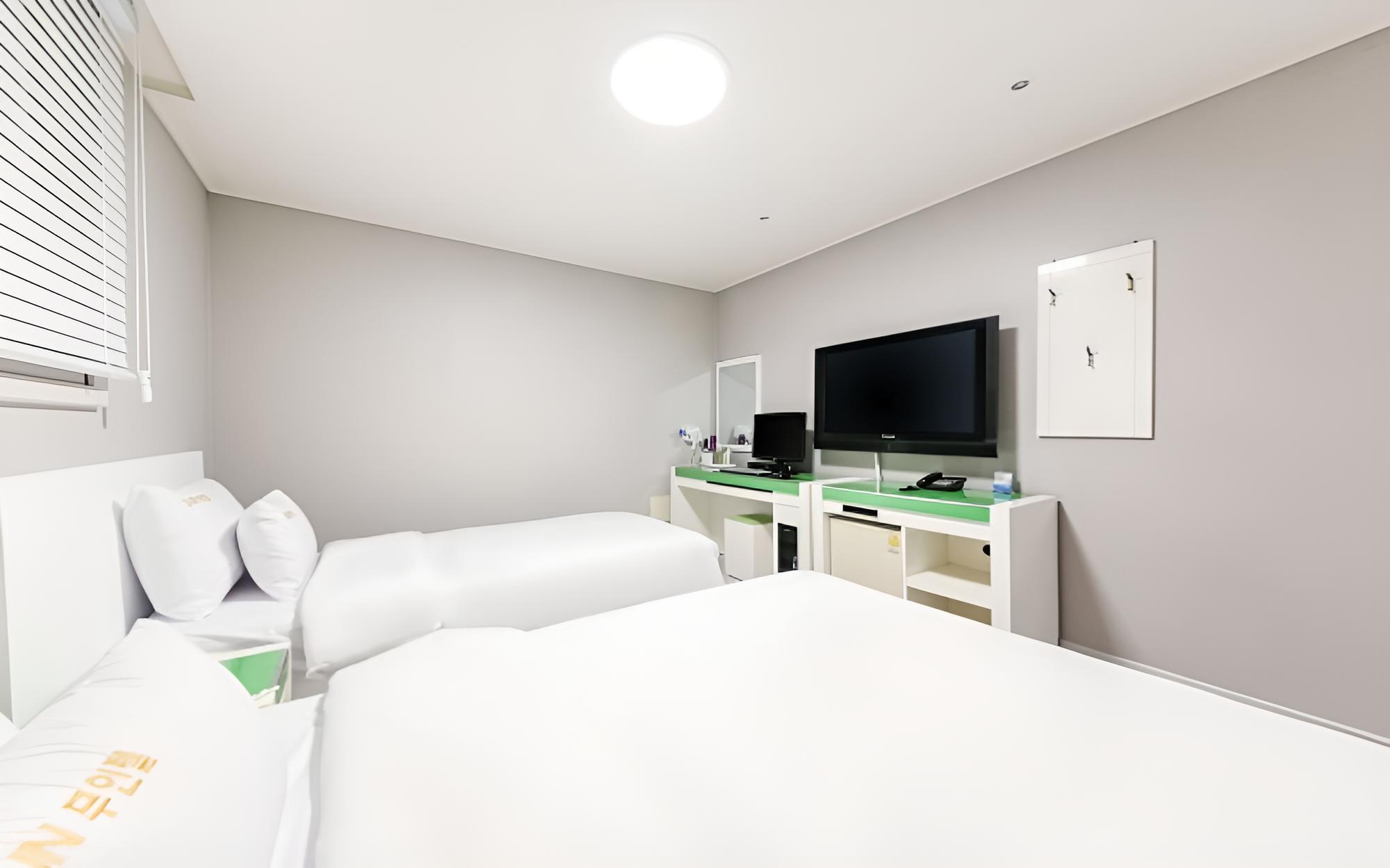 Room (Twin) - Photo 8