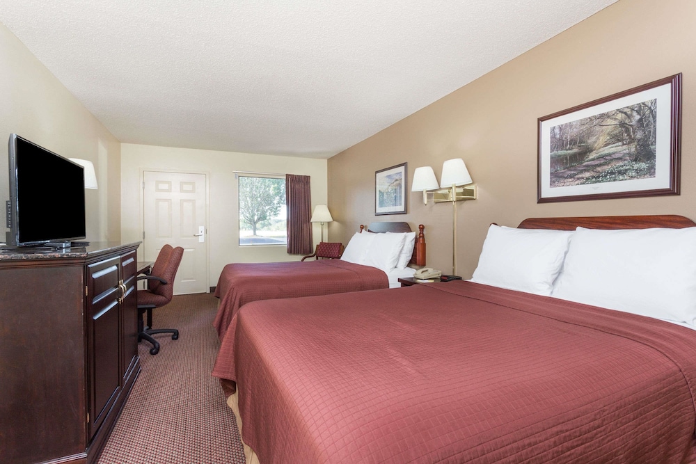 Deluxe Room, 2 Queen Beds, Non Smoking (Pet Friendly) photo 1