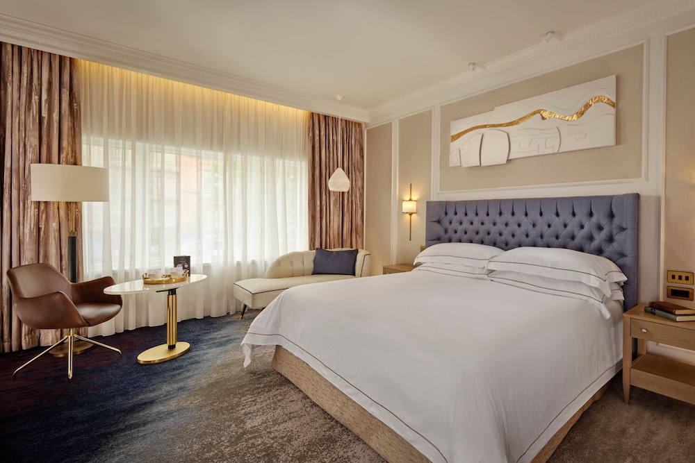 Superior Room, 1 King Bed, City View thumbnail 5