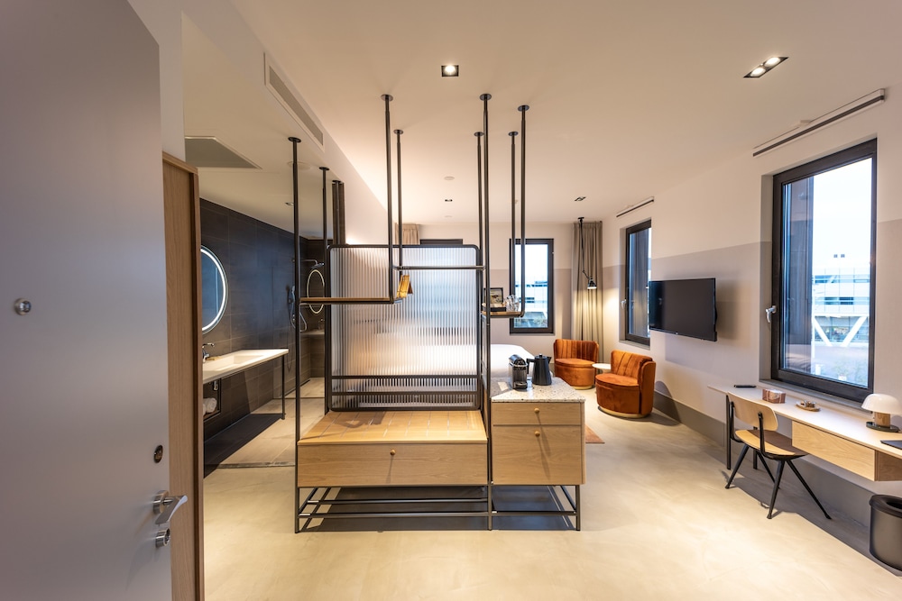 Junior Studio Suite, 1 King Bed, Private Bathroom photo 3