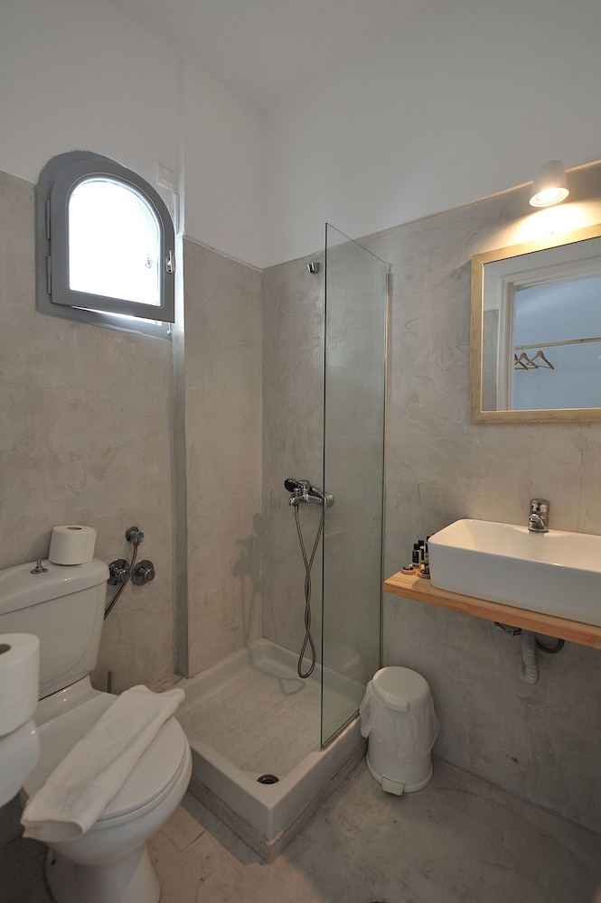 Double Budget Room (Semi-basement) photo 3