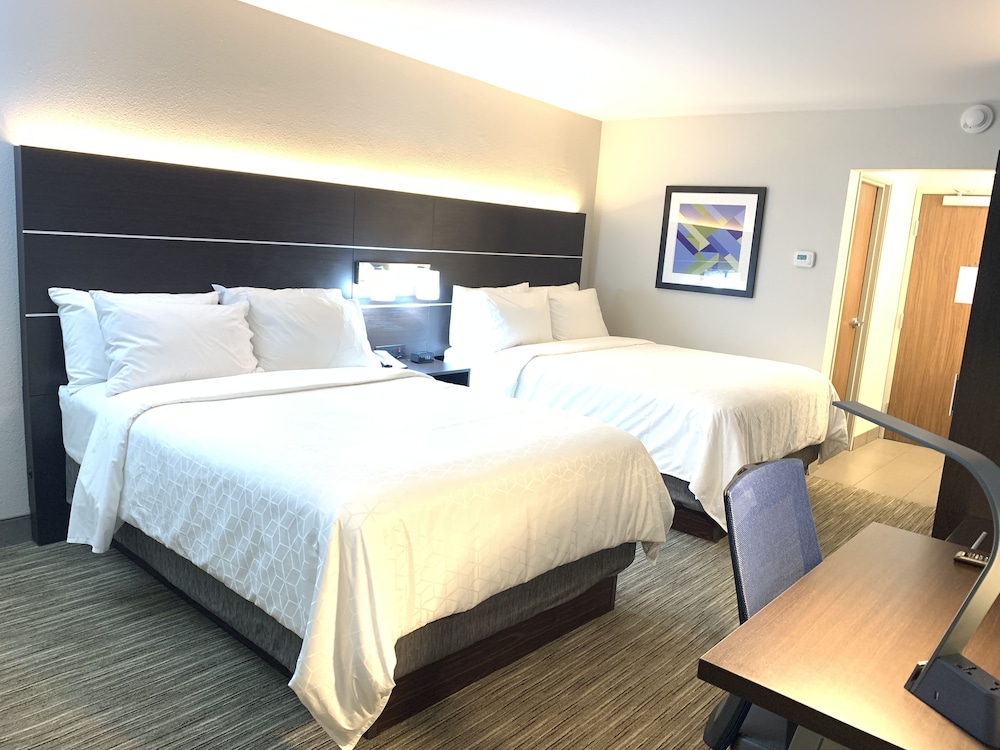 Suite, 2 Queen Beds - Photo 3