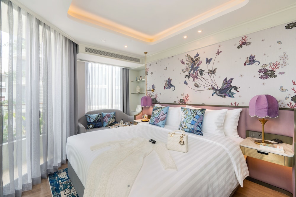 Riverfront Balcony Suite photo 2
