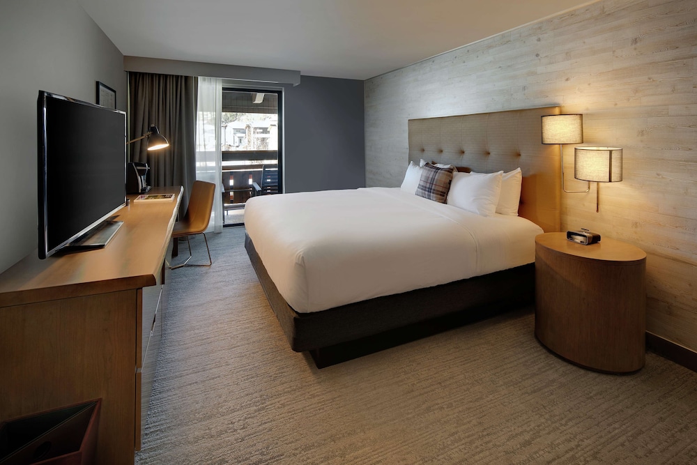 Room, 1 King Bed, Non Smoking, Balcony - Photo 1