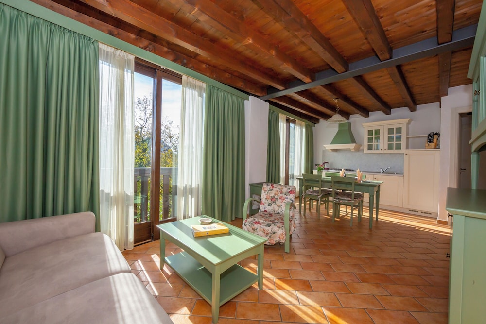 Family Apartment, Multiple Bedrooms, Mountainside (Liano Mimosa -relax & priv parking) photo 3