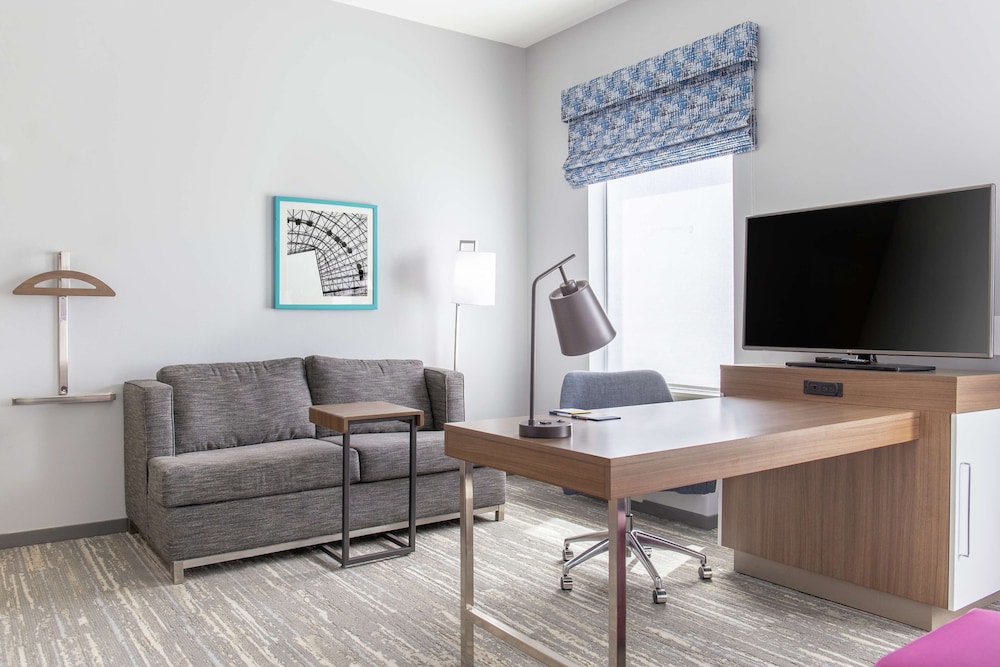 Studio, 1 King Bed, Refrigerator & Microwave (Wet bar) - Photo 3