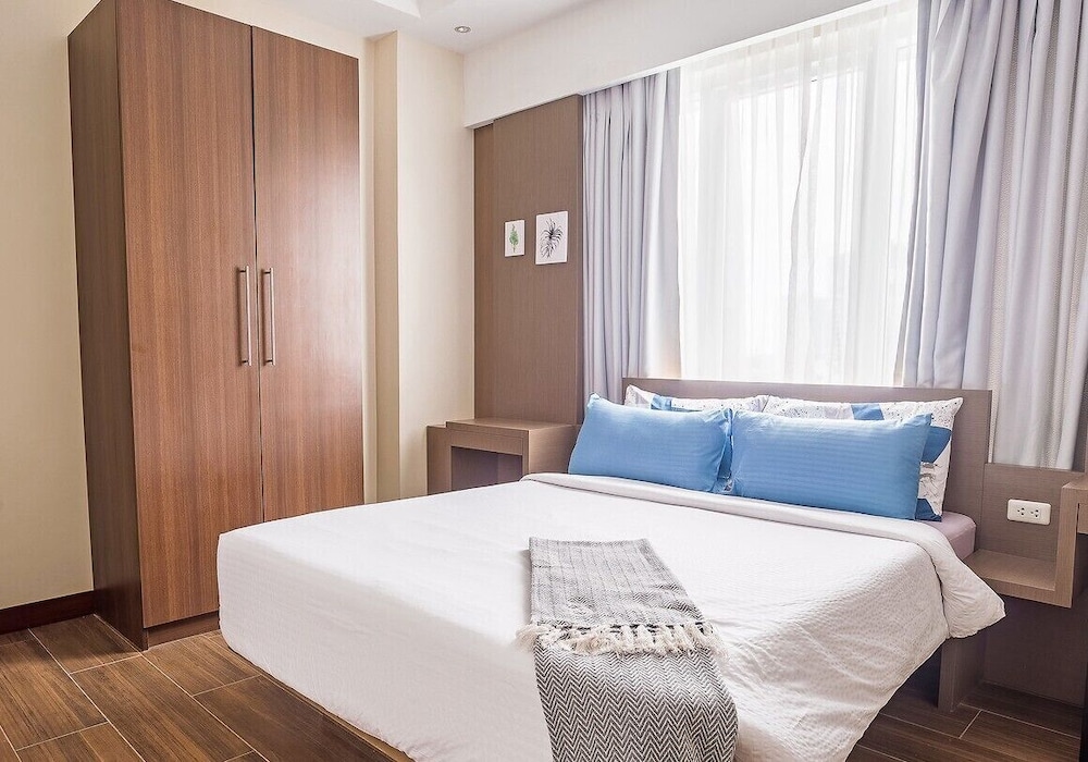Executive Suite, 3 Bedrooms, 2 Bathrooms, Kitchen, with View photo 1