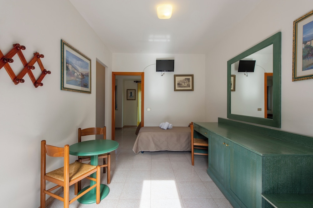 Family Triple Room - Photo 2
