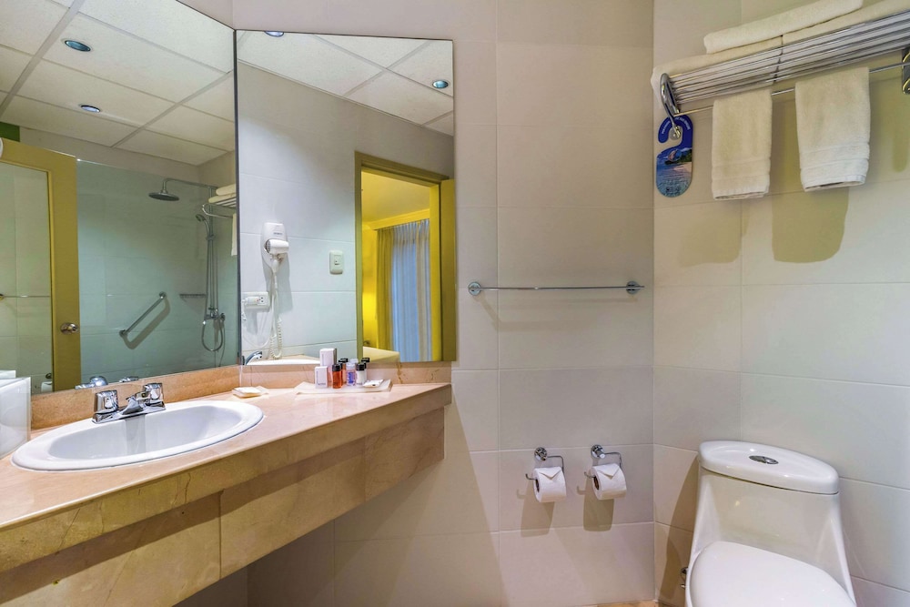 Standard Suite, 1 King Bed, Non Smoking - Photo 2