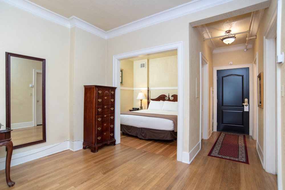 Suite, 1 King Bed (Queen Anne) - Photo 3