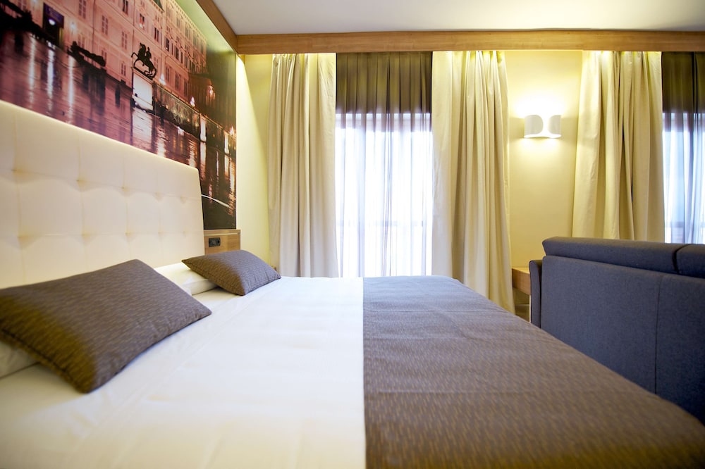Deluxe Room, Balcony - Photo 14
