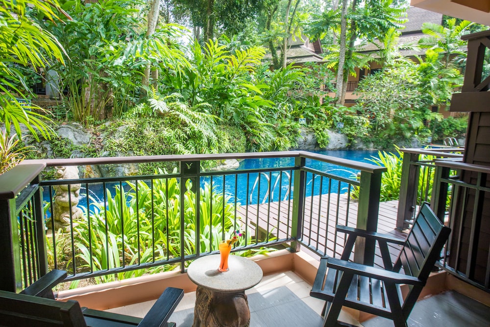 Garden Pool Access Room - Photo 8