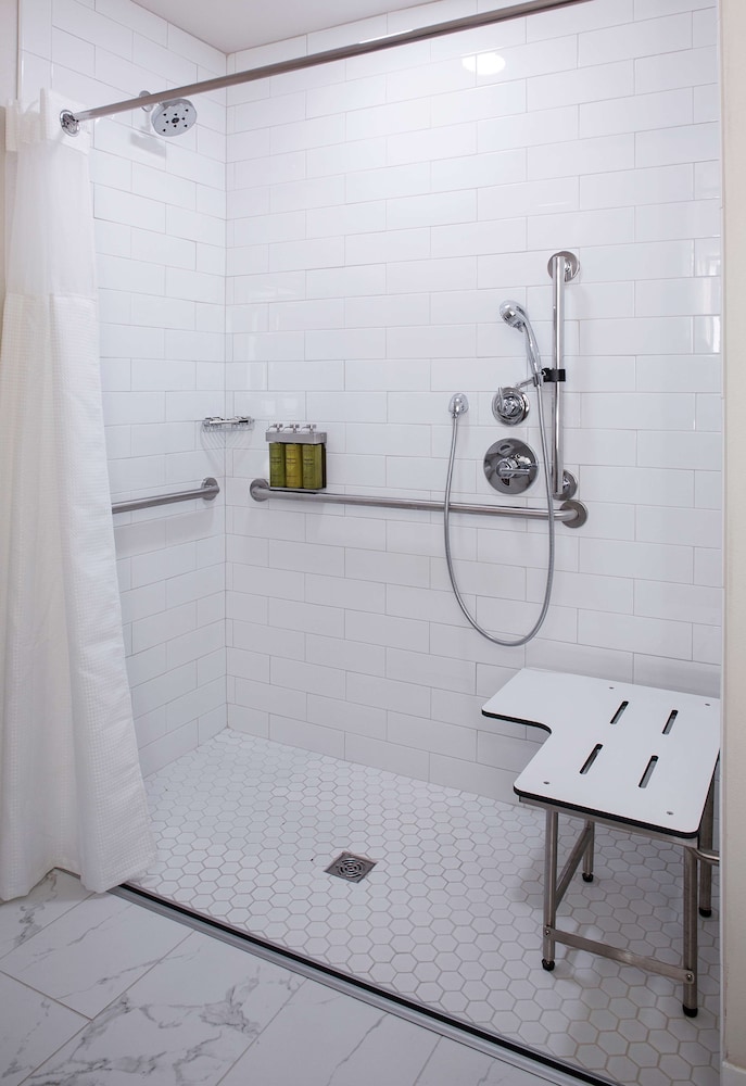 Room, 1 Bedroom, Accessible (Mobility & Hearing, Roll-in Shower) - Photo 5