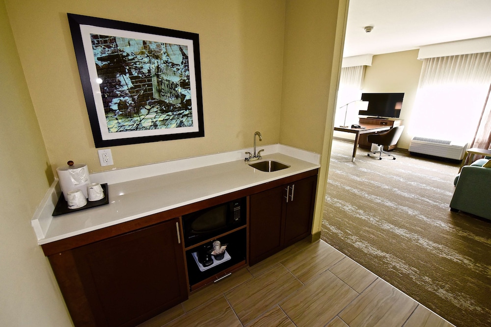 Studio, 1 King Bed, Refrigerator & Microwave (Wet bar) photo 1