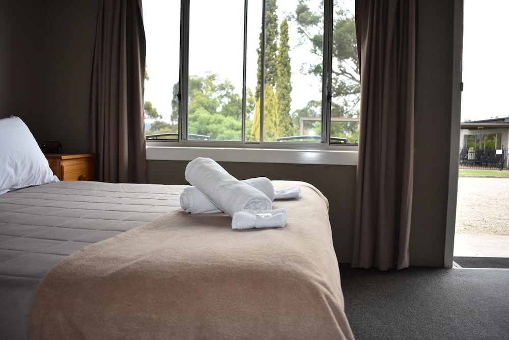 Twin room with 1 Queen bed and 1 Single bed photo 1