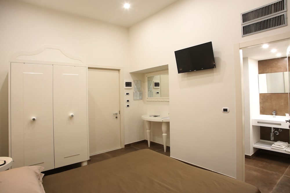 Double Room - Photo 5