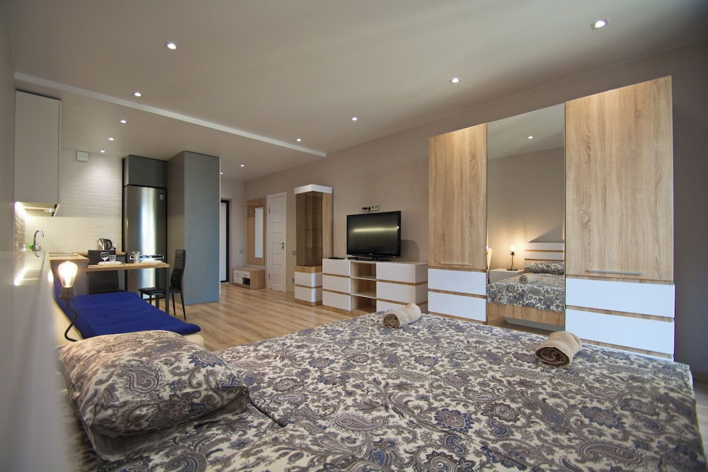 Basic Apartment, 1 Queen Bed, Kitchen (Makaenka, 12g-194) photo 1