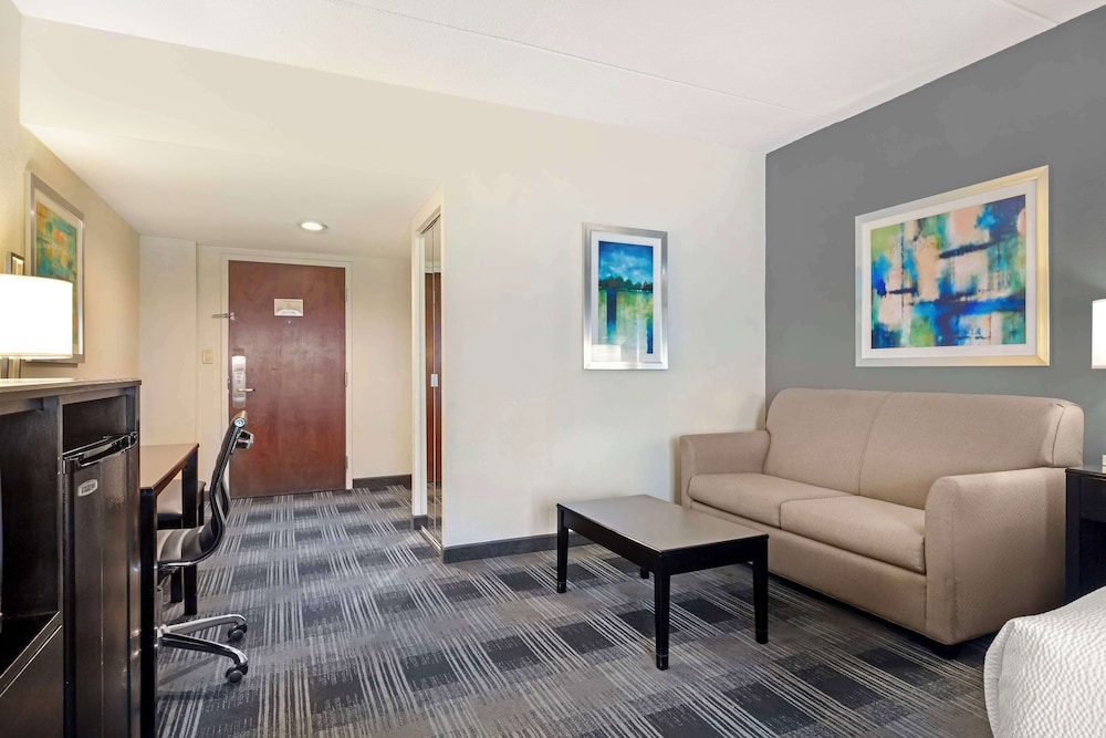 Deluxe Room, 1 King Bed (Airport View)