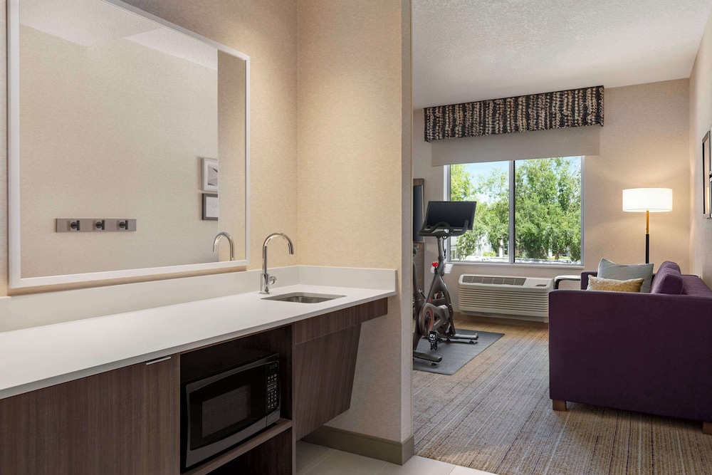 Studio, 1 King Bed, Accessible, Bathtub (Fitness) - Photo 1