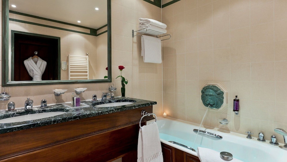 Deluxe Room, 1 King Bed, City View photo 3