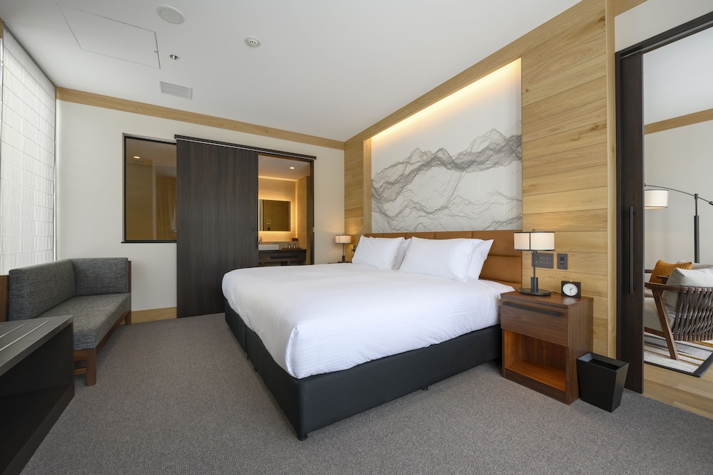 Suite, 3 Bedrooms - Photo 3