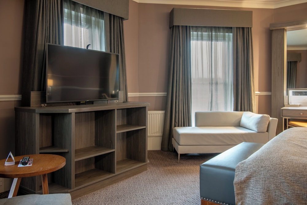Premium Room, 1 King Bed (Bath Shower Combination) - Photo 2