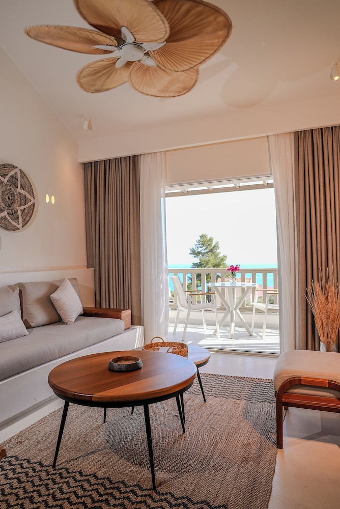 Deluxe Suite, Multiple Beds, Sea View - Photo 3