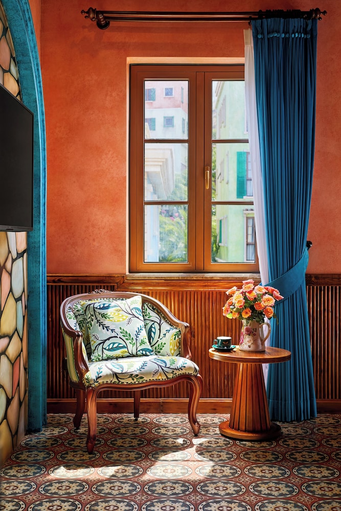 Caeli Amoris, City View, 1 King Bed with Window - Photo 4