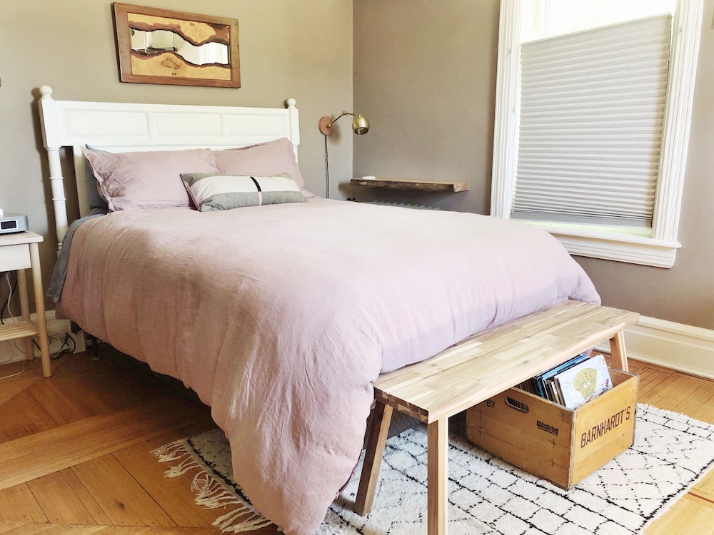Standard Room, 1 Queen Bed, Private Bathroom photo 1