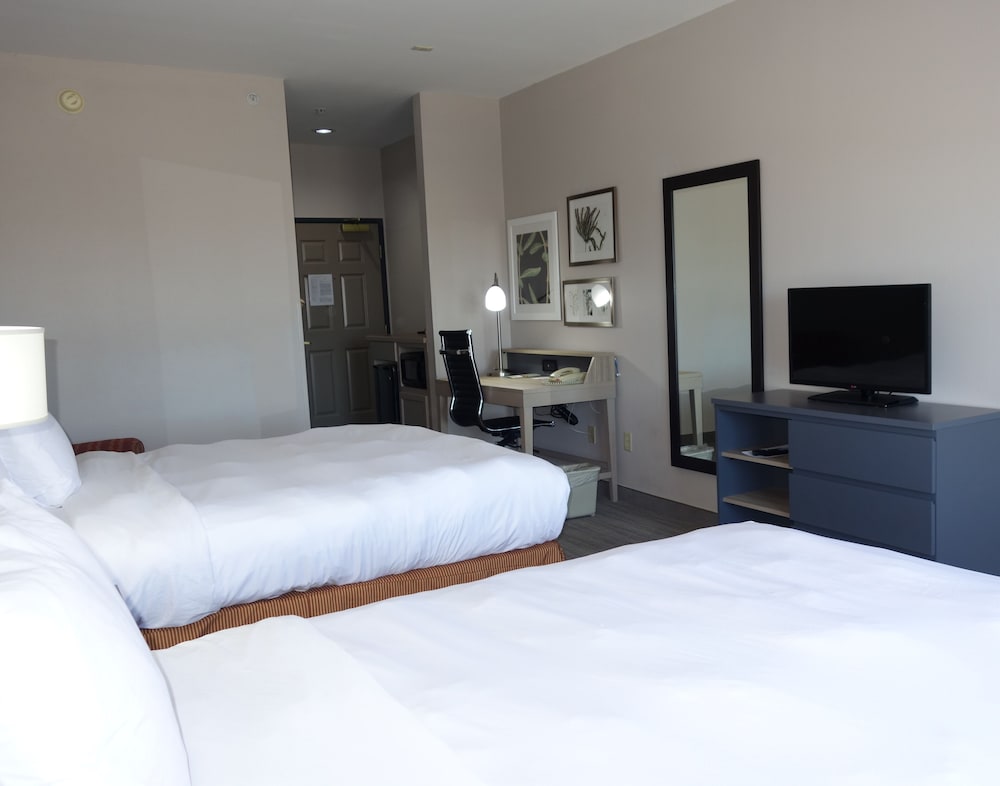 Premium Room, 2 Queen Beds, Non Smoking - Photo 2
