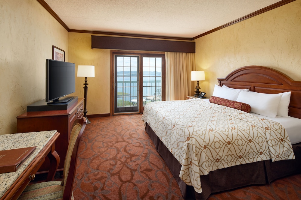 Lakefront Ambassador King, Balcony, Lake View - Photo 3