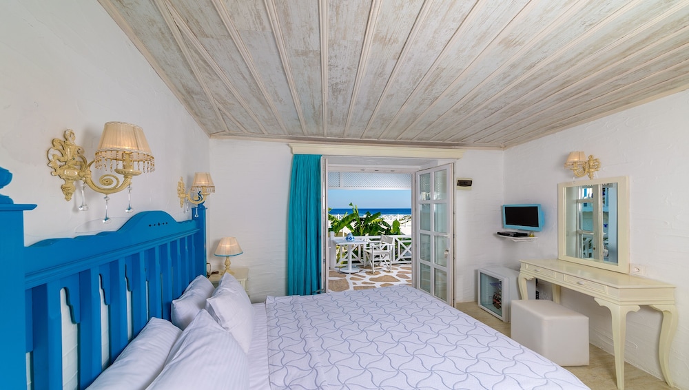 Economy Room, Partial Sea View photo 3