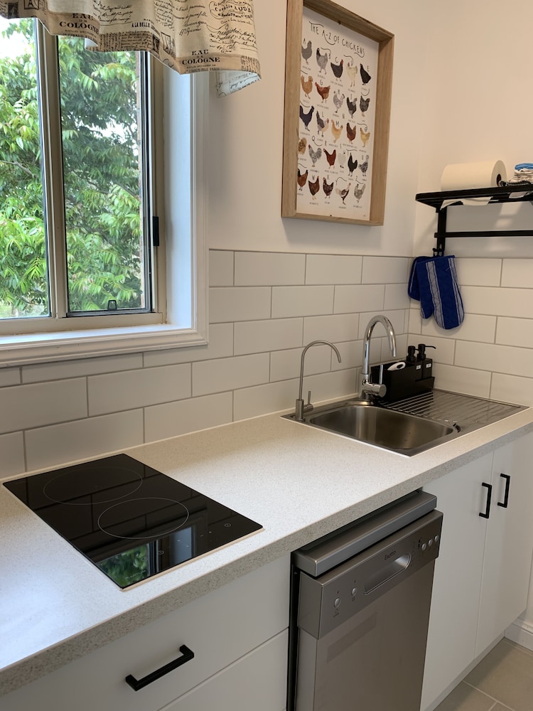 Comfort Apartment, 1 Queen Bed with Sofa bed, Mountain View, Ground Floor photo 3