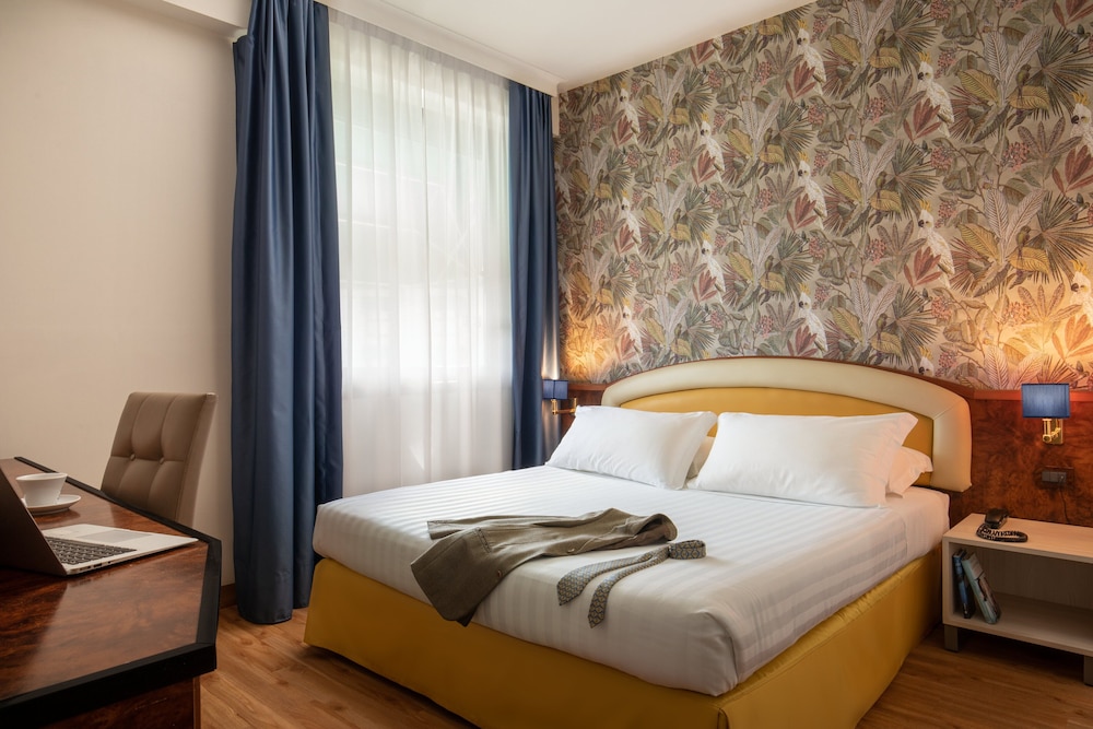 Comfort Room, 1 Queen Bed, Smoking (Converts to 2 Twin Beds) - Photo 2
