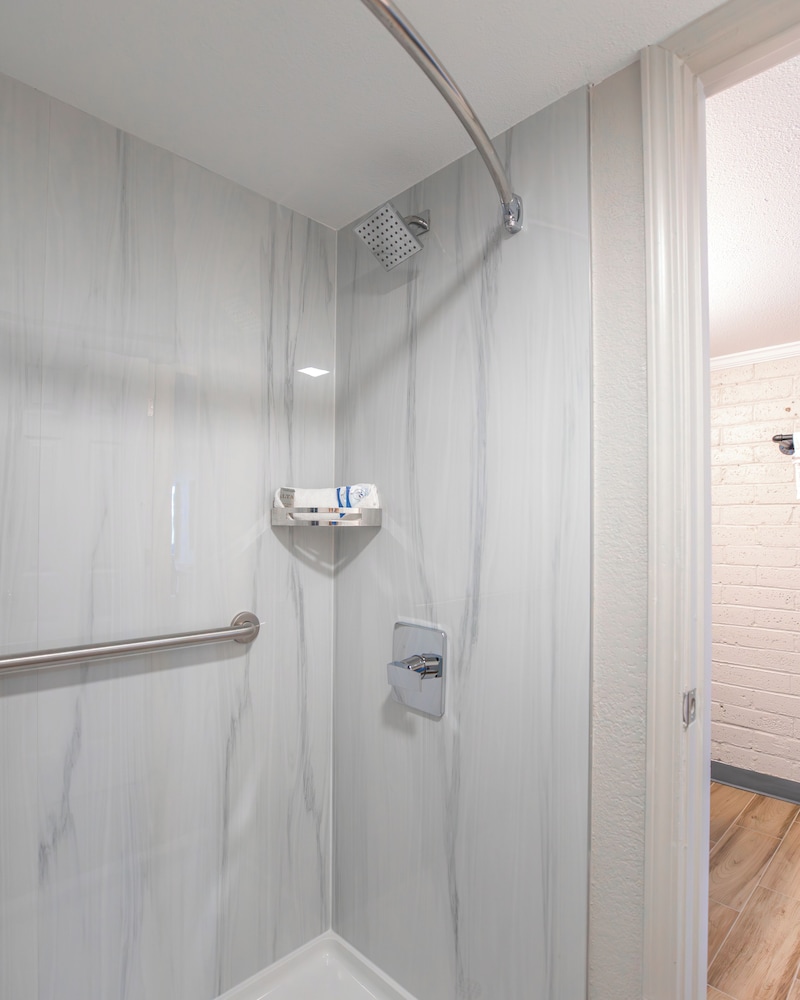 Single Room, 1 King Bed, Kitchenette photo 3